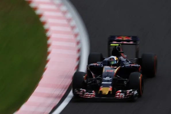 Carlos Sainz driving Scuderia Toro Rosso STR11 at 2016 Japanese GP Suzuka