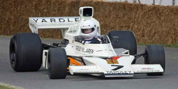 A 1973 McLaren M23 in Yardley colours on track