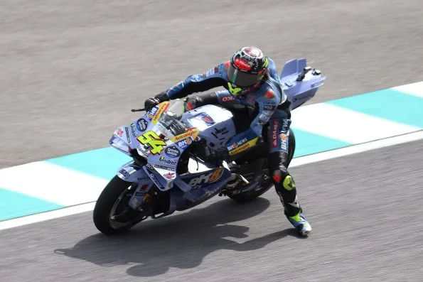 Fermín Aldeguer, number 54, riding his BK8 Gresini Racing Ducati at the 2025 Malaysian motorcycle Grand Prix.