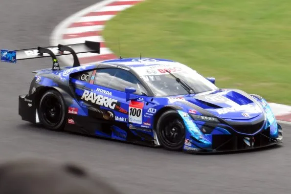 The number 100 Team Kunimitsu RAYBRIG Honda NSX-GT that Naoki Yamamoto and Tadasuke Makino drove to the 2020 GT500 championship, on track at the Suzuka 300km.